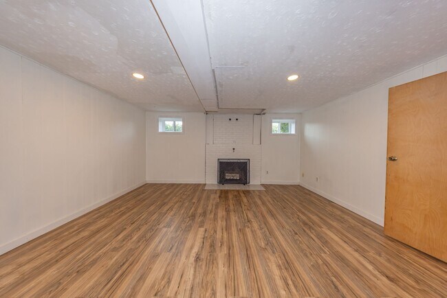 Building Photo - 2 bedr + Bonus Room / Large yard and garage.