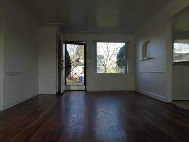 Building Photo - 2515-MHH2515 Laurel Ave NE