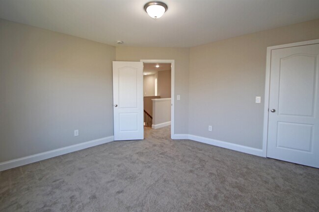 Building Photo - 2060 Willow Hill Dr