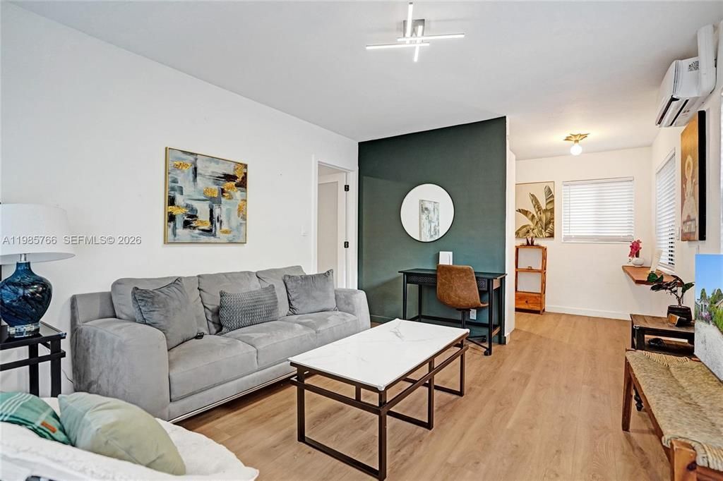 Building Photo - 754 NE 40th St