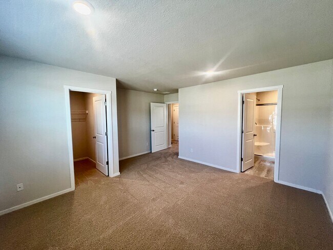 Building Photo - FREE RENT New Beauty! Location, location!!...