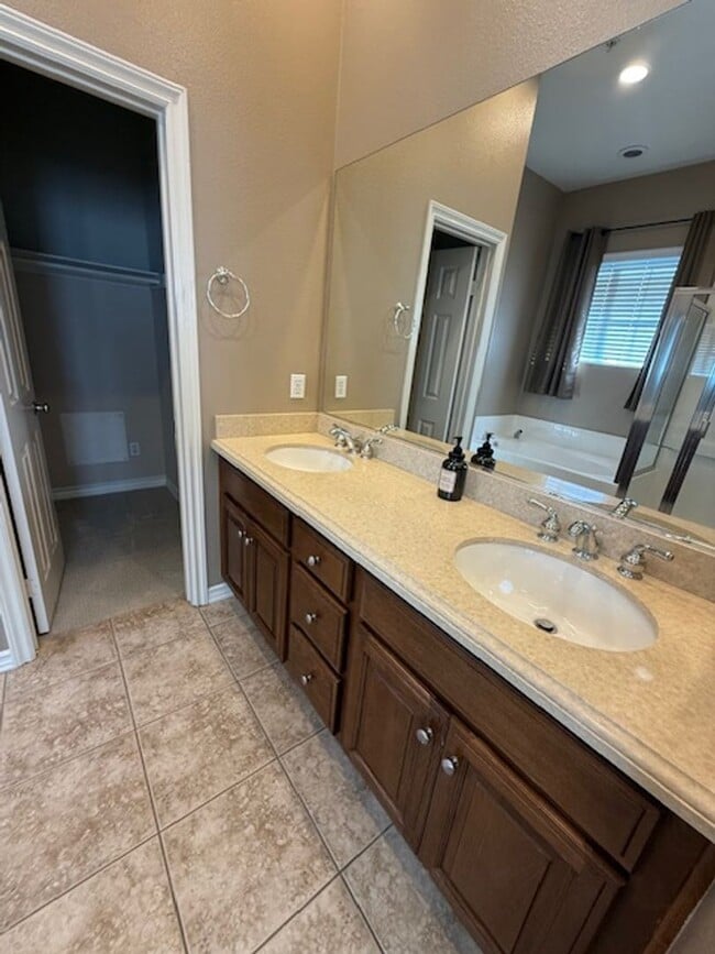Building Photo - Condo in highly sought-after Vantage Commu...