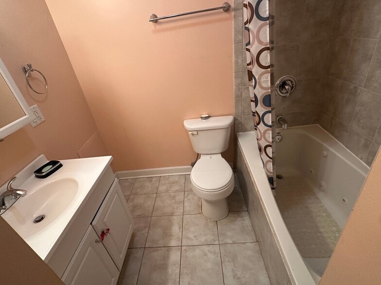 Building Photo - 5641 Circle Dr