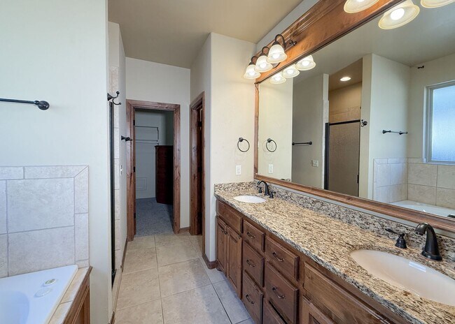 Building Photo - 3 Bed, 2.5 Bath Home in Oxford Park – Open Layout & Tall Ceilings
