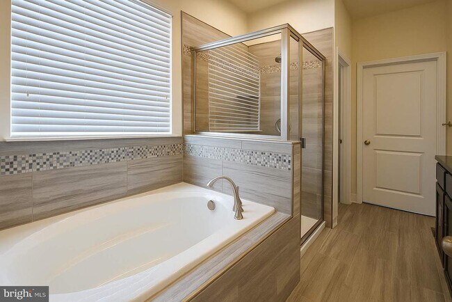 Building Photo - 5544 Old Colony Ct