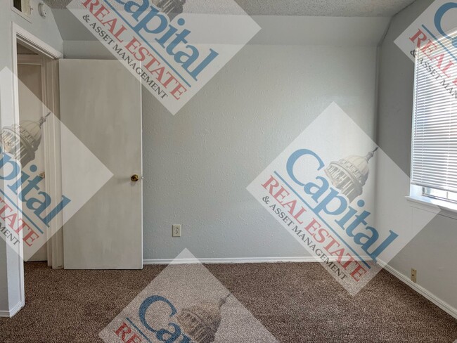 Building Photo - Spacious 2 bedroom Apartment