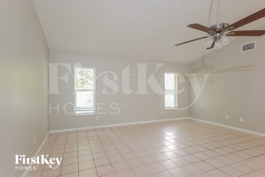 Building Photo - 2301 SE 8th Pl