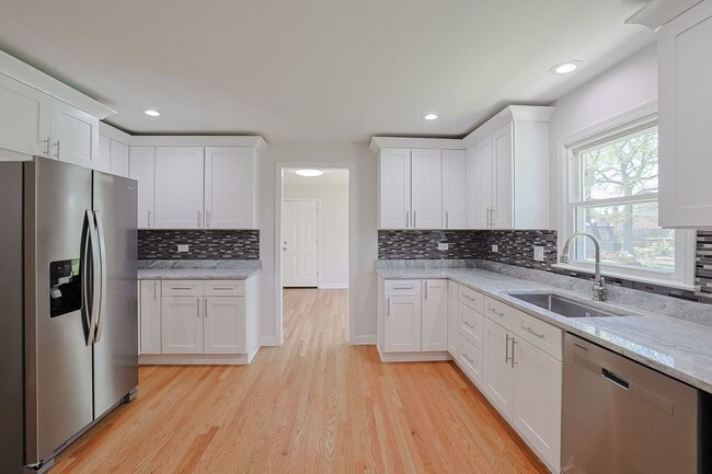 Building Photo - 2232 Sprucewood Ave