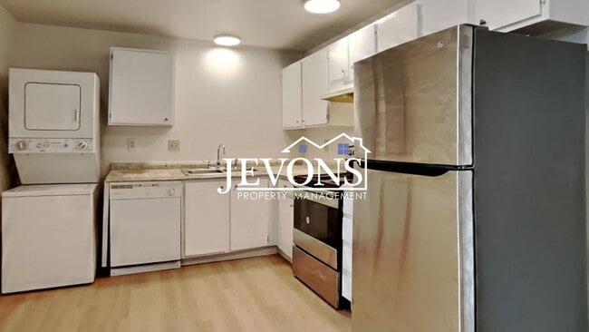 Primary Photo - 2076 E 56th St