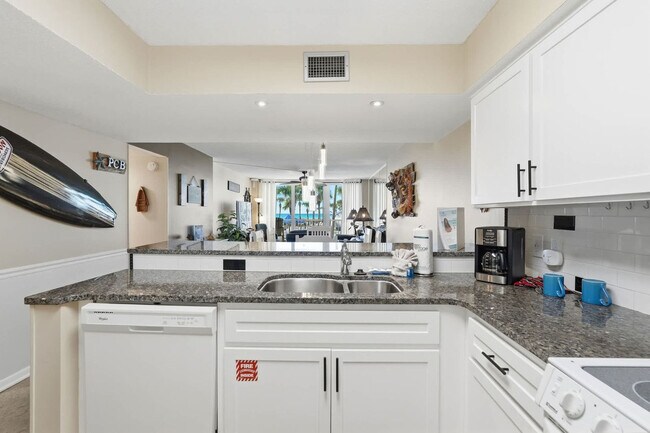 Building Photo - 7205 Thomas Dr