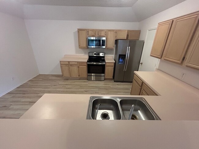 Building Photo - Ready to Move in... Do not miss this house...