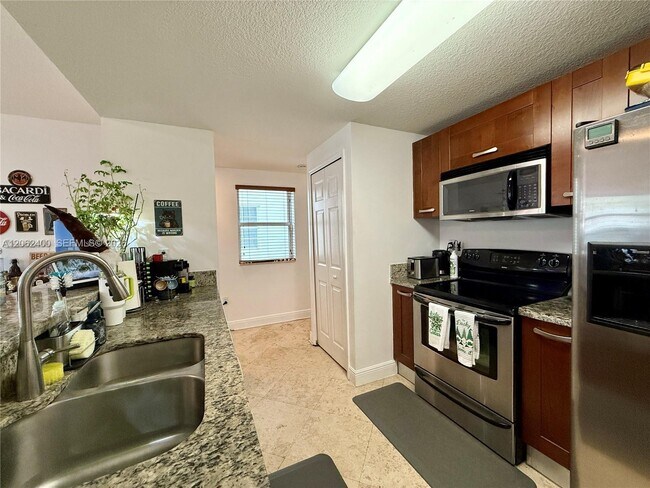 Building Photo - 1033 SW 9th Ct
