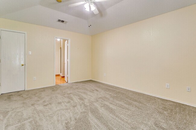 Building Photo - Excellent 3 Bedroom 2 Bath with many featu...