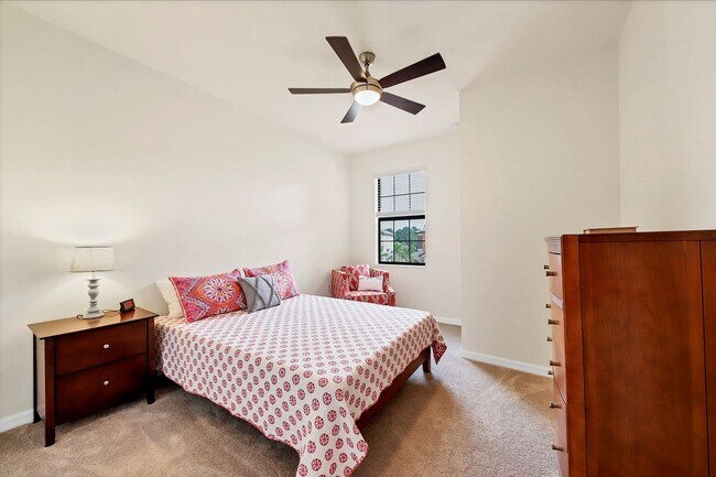 Building Photo - Seasonal Short-Term 3 Bedroom 2.5 Bathroom Townhouse located in Gran Paradiso!