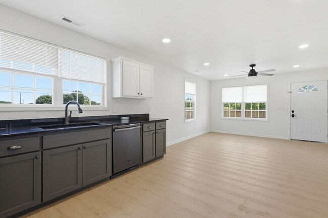 Building Photo - Charming Updated Home with Expansive Yard in Joelton!
