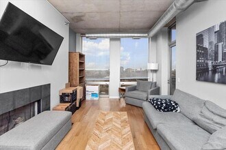 Building Photo - 2 bedroom in Chicago IL 60654