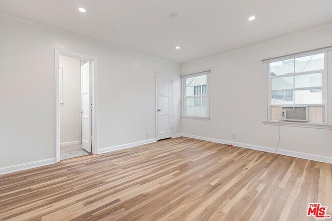 Building Photo - 405-404 Shirley Pl