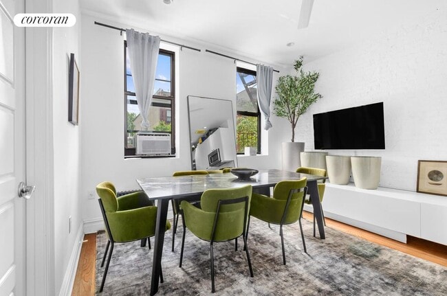 Primary Photo - 107 Greenpoint Ave