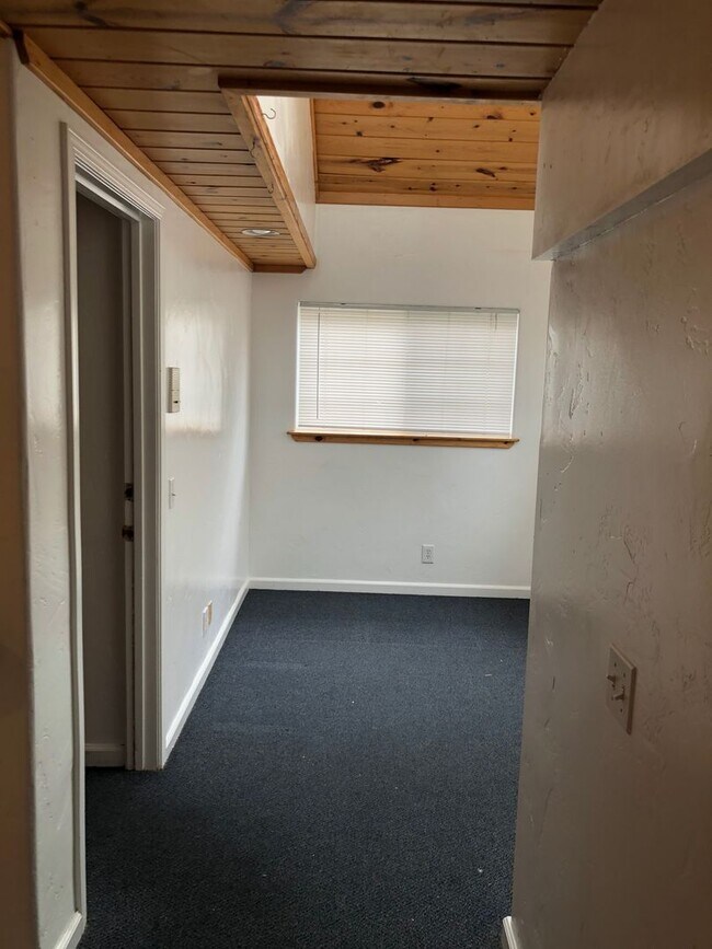 Building Photo - 6536 Del Playa Dr