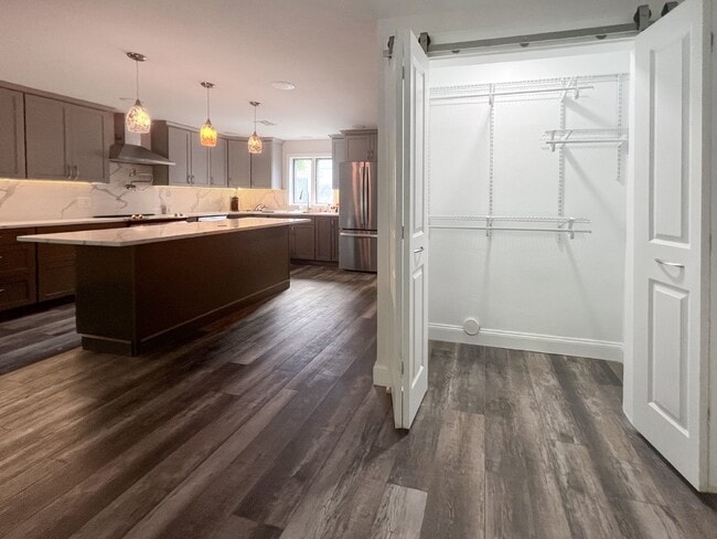 Building Photo - Gorgeous and newly renovated townhouse-sty...