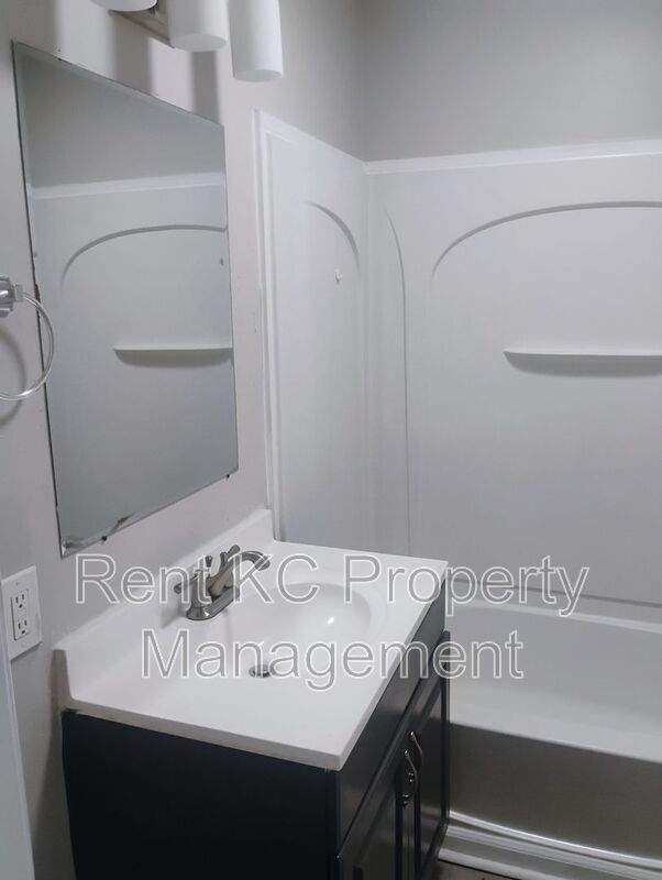 Building Photo - 6021 N Topping Ave