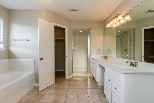 Building Photo - 15806 Mission Crest Ct