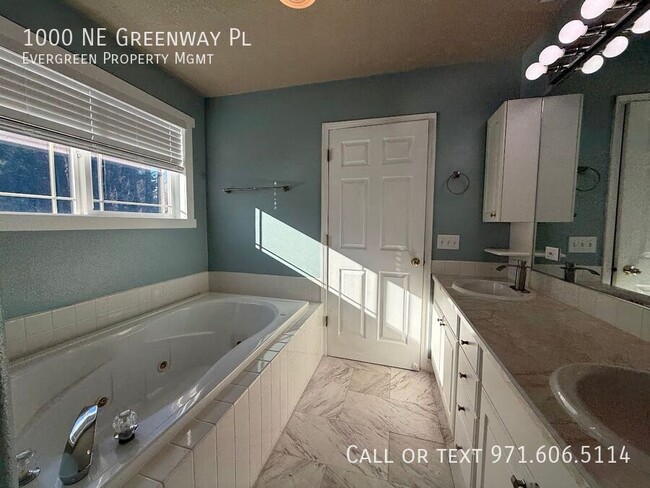 Building Photo - 1000 NE Greenway Pl