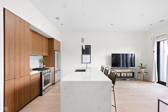 Building Photo - 877 N East St