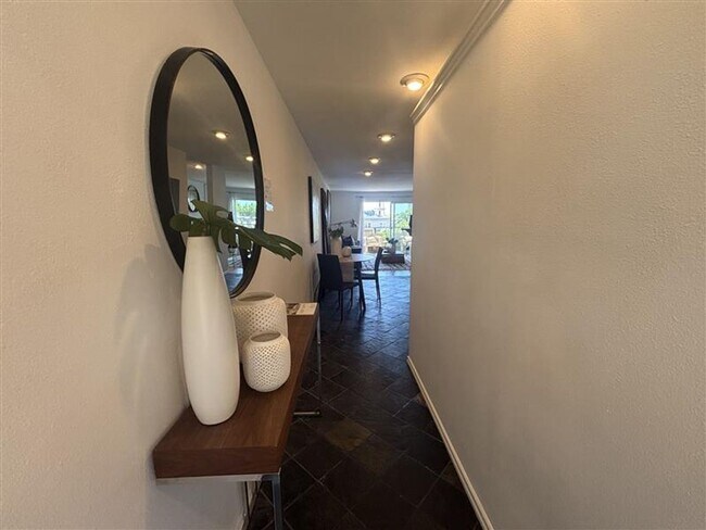 Building Photo - Queen Anne Gem with Private Balcony & Cozy...