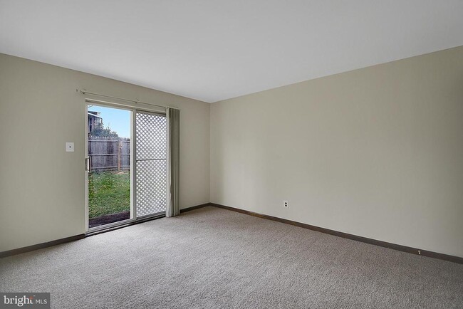 Building Photo - 602 Country Ln