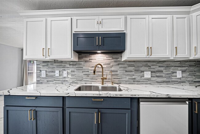 Building Photo - 10911 Pecan Dr