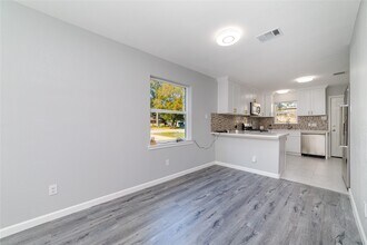 Building Photo - 1716 Crestdale Dr