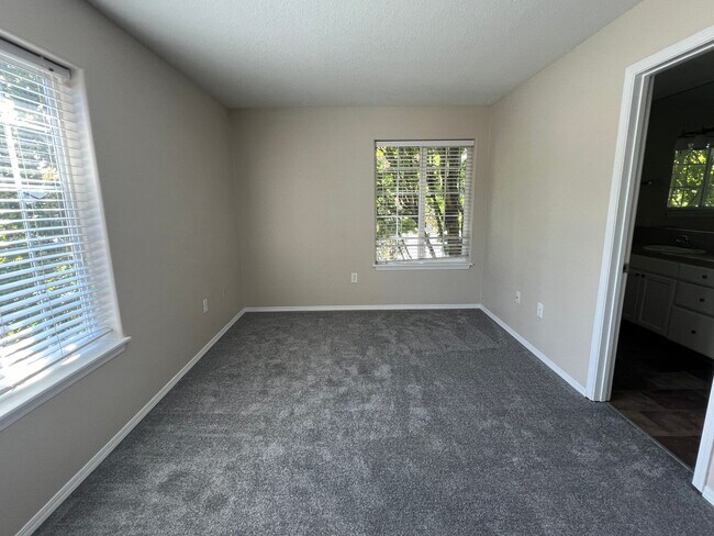 Building Photo - 10934 NE Weidler St