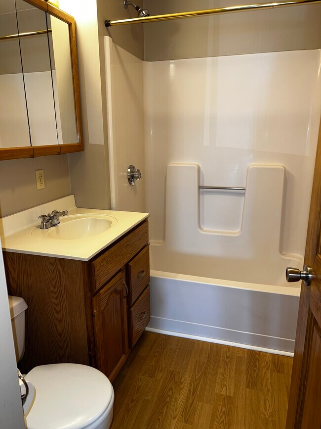 Building Photo - 25 Maple St