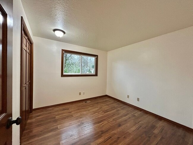 Building Photo - Timeless 5 Bed, 2.5 Bath Home - SW Beaverton