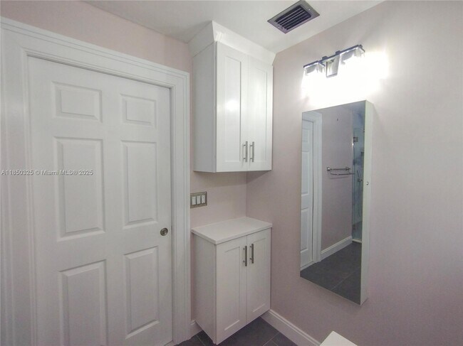 Building Photo - 5780 Sun Pointe Cir