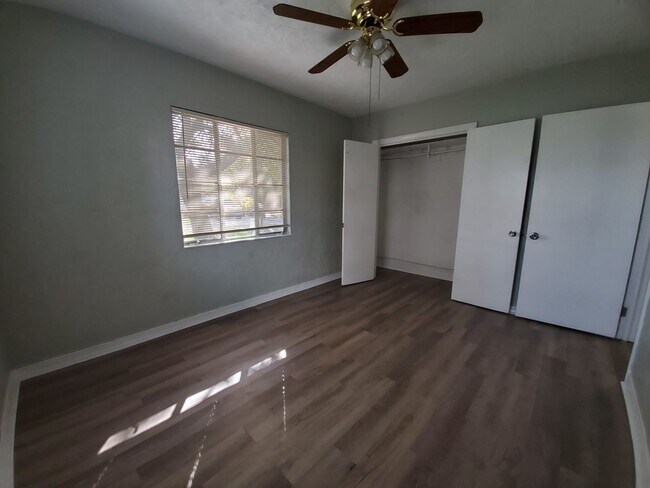 Building Photo - 3 bed / 2 bath Annual Rental Home in Brade...