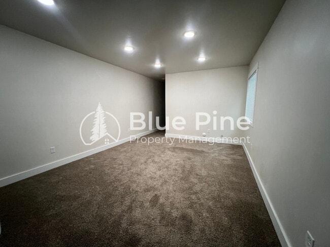 Building Photo - 323 Gladstone St