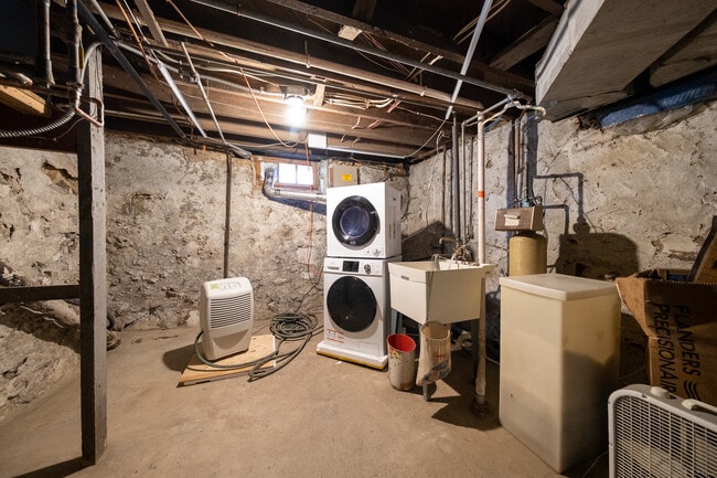 Building Photo - 128 2nd Ave W