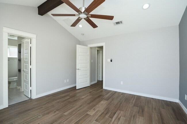 Building Photo - 2214 Holly Knoll St