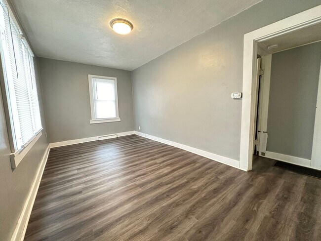 Building Photo - 3 Bedroom House $800 AC, Laundry, off stre...