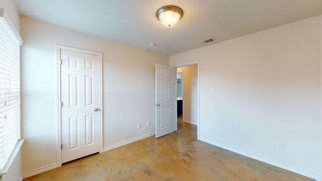 Building Photo - FREE JANUARY RENT!!!! PRICE IMPROVEMENT ONLY $1,295 !!!!