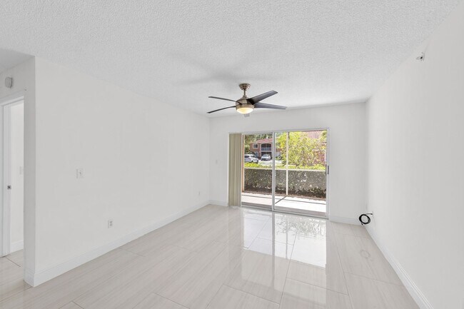 Building Photo - ANNUAL UNFURNISHED 2/2 IN NAPLES!!