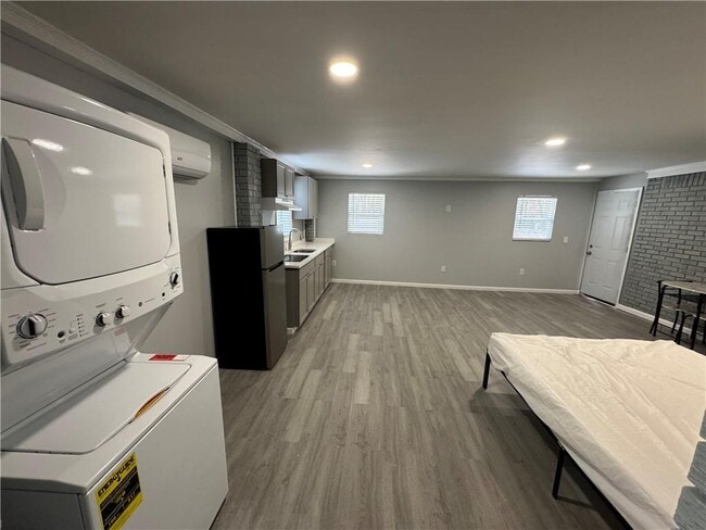 Building Photo - 5971 Robin Hood Ln