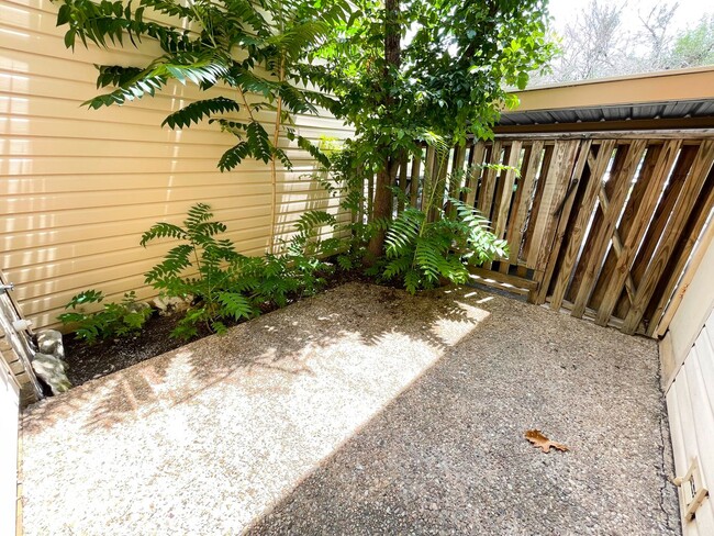 Building Photo - Stunning 2 Bedrooms, 1.5 Bathrooms Condo i...