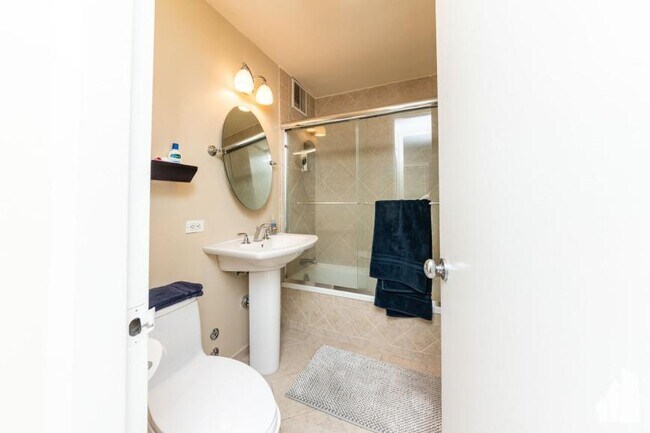 Building Photo - 2 bedroom in Chicago IL 60613