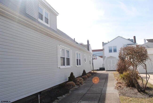 Building Photo - 110 N Gladstone Ave