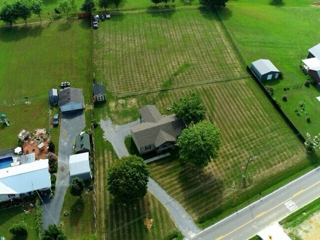 Building Photo - 3 Bedroom Single Family Home in Beechgrove