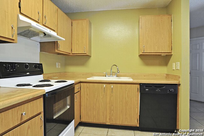 Building Photo - 4 Bed 2 Bath home in Hunters Chase Subdivision