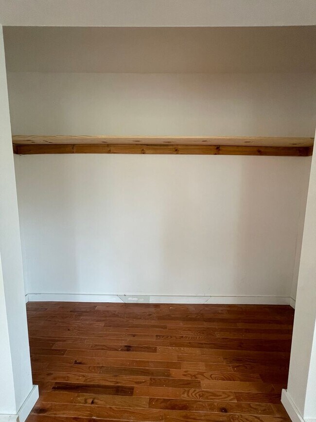 Building Photo - Big and Beautiful House with attached 1br ...